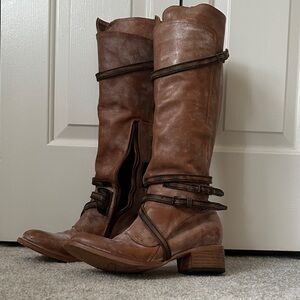 Freebird by Steven Gia boot | size 10 (9.5) | Tan distressed boot | Side zip